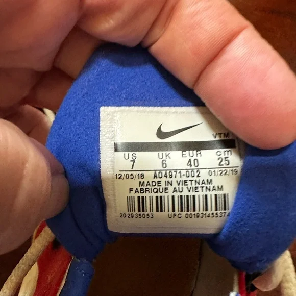 Nike Vibrant Sneakers Retro Modern Design - Picture 3 of 3